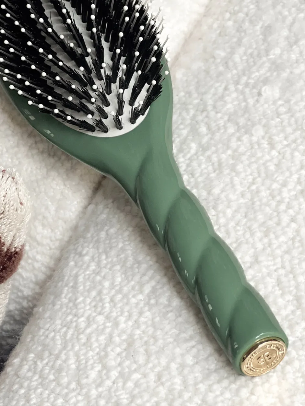 La Bonne Brosse Our Hair Brushes*N.03 The Gentle Scalp Care Hair Brush THE ESSENTIAL Almond Green