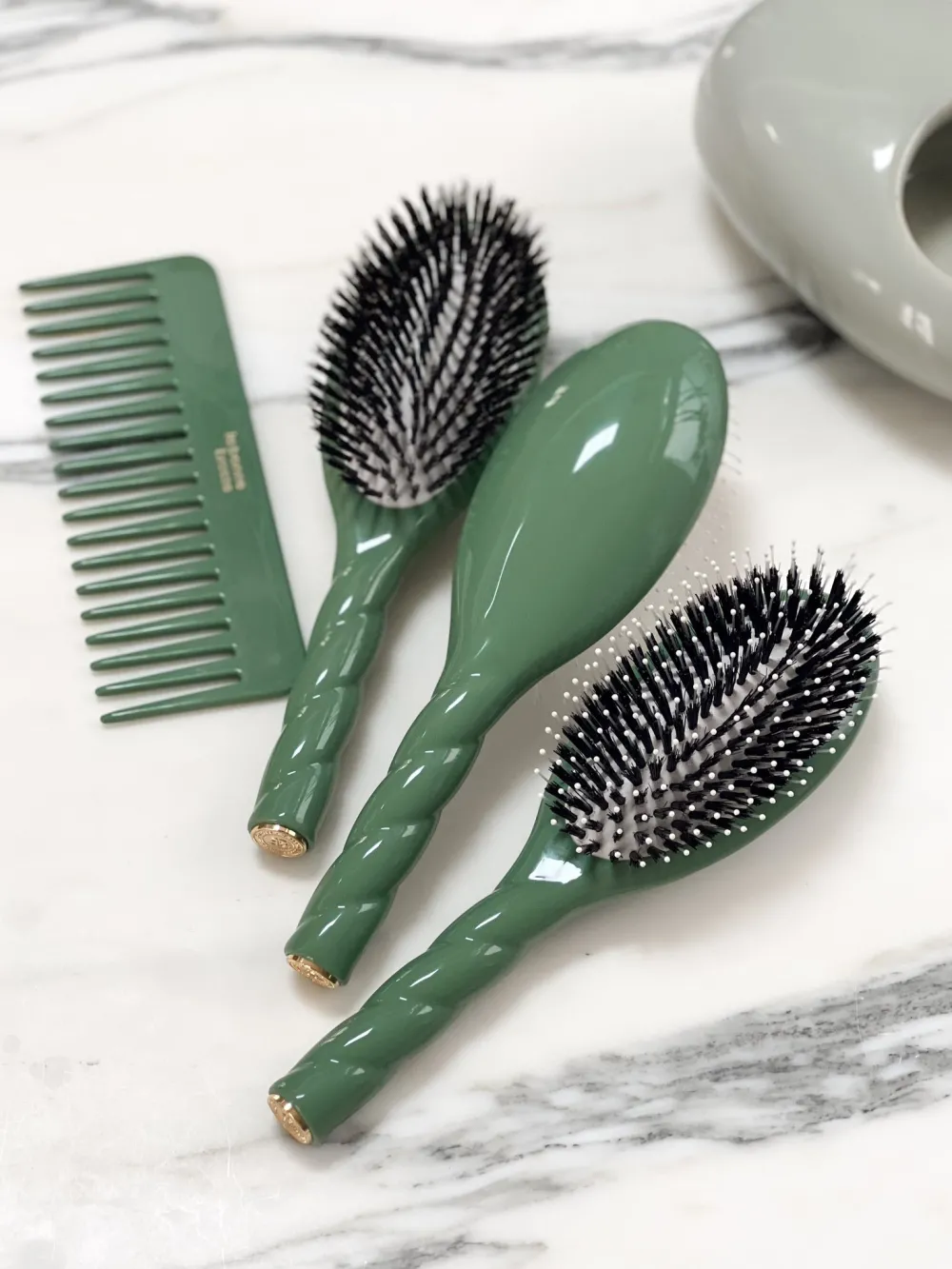 La Bonne Brosse Our Hair Brushes*N.03 The Gentle Scalp Care Hair Brush THE ESSENTIAL Almond Green