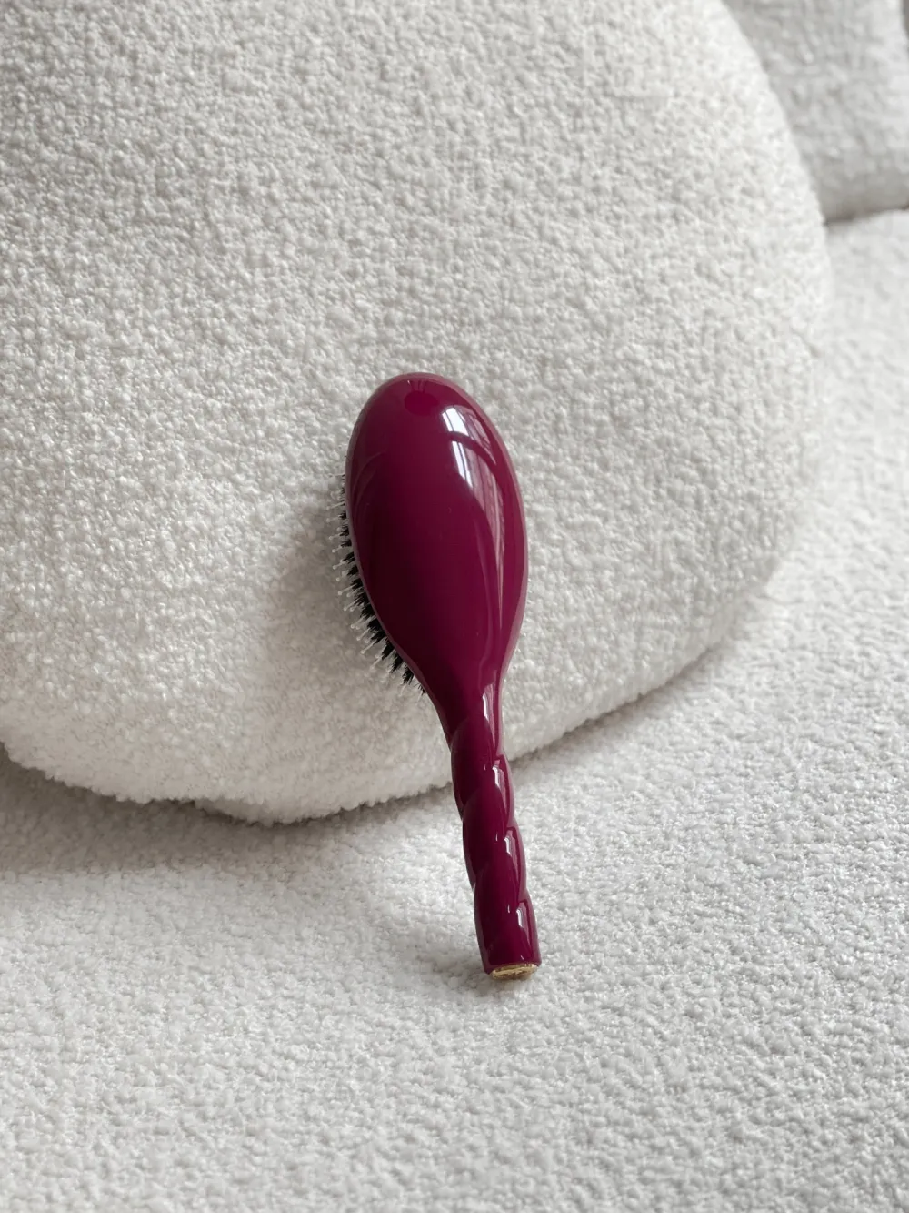 La Bonne Brosse Our Hair Brushes*N.03 The Gentle Scalp Care Hair Brush THE ESSENTIAL SOFTNESS Cherry Red