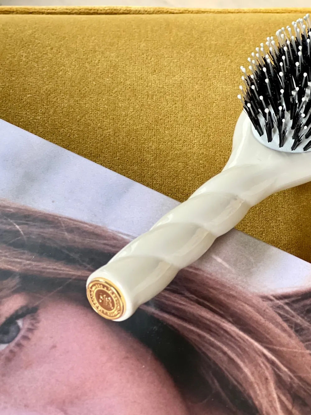 La Bonne Brosse Our Hair Brushes*N.03 The Gentle Scalp Care Hair Brush THE ESSENTIAL SOFTNESS Creamy White