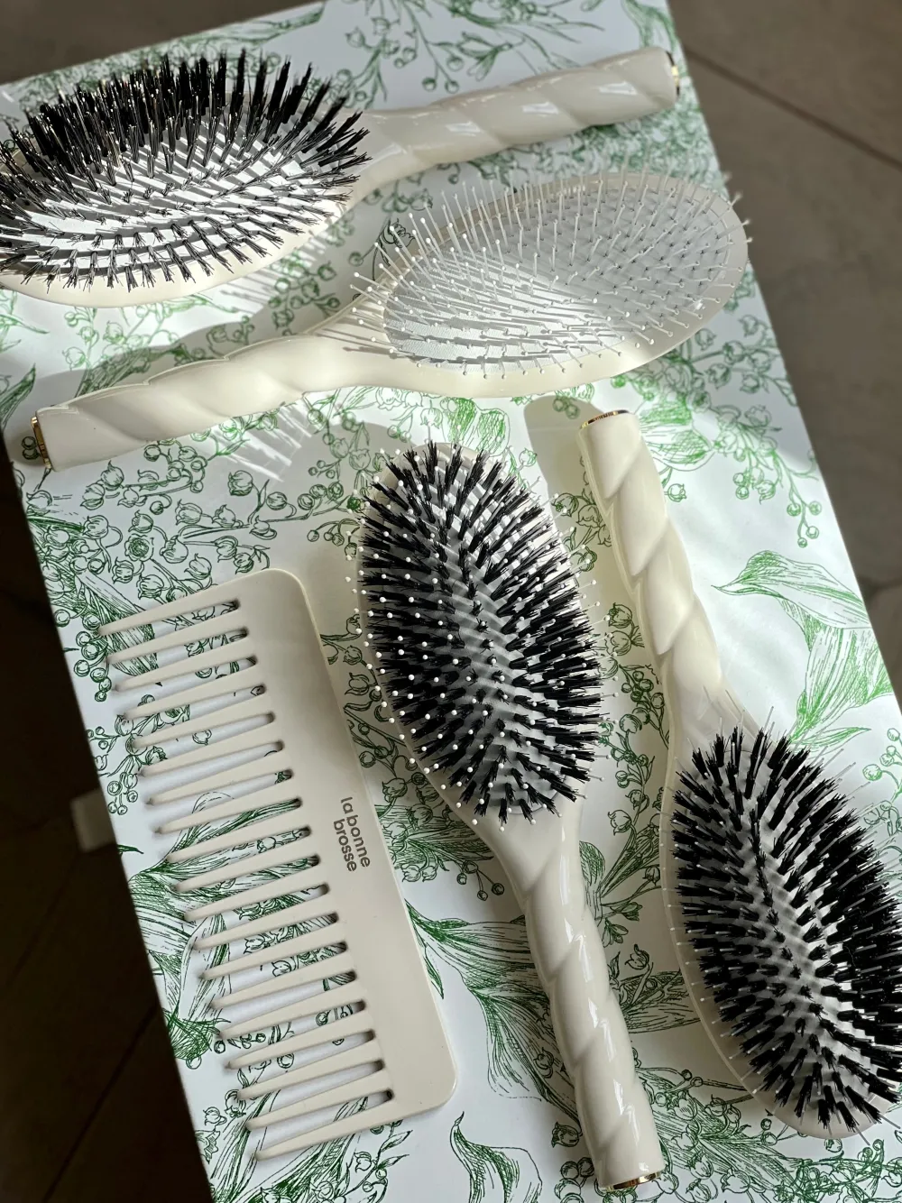 La Bonne Brosse Our Hair Brushes*N.04 The Massaging Detangling Hair Brush THE MIRACLE Creamy White