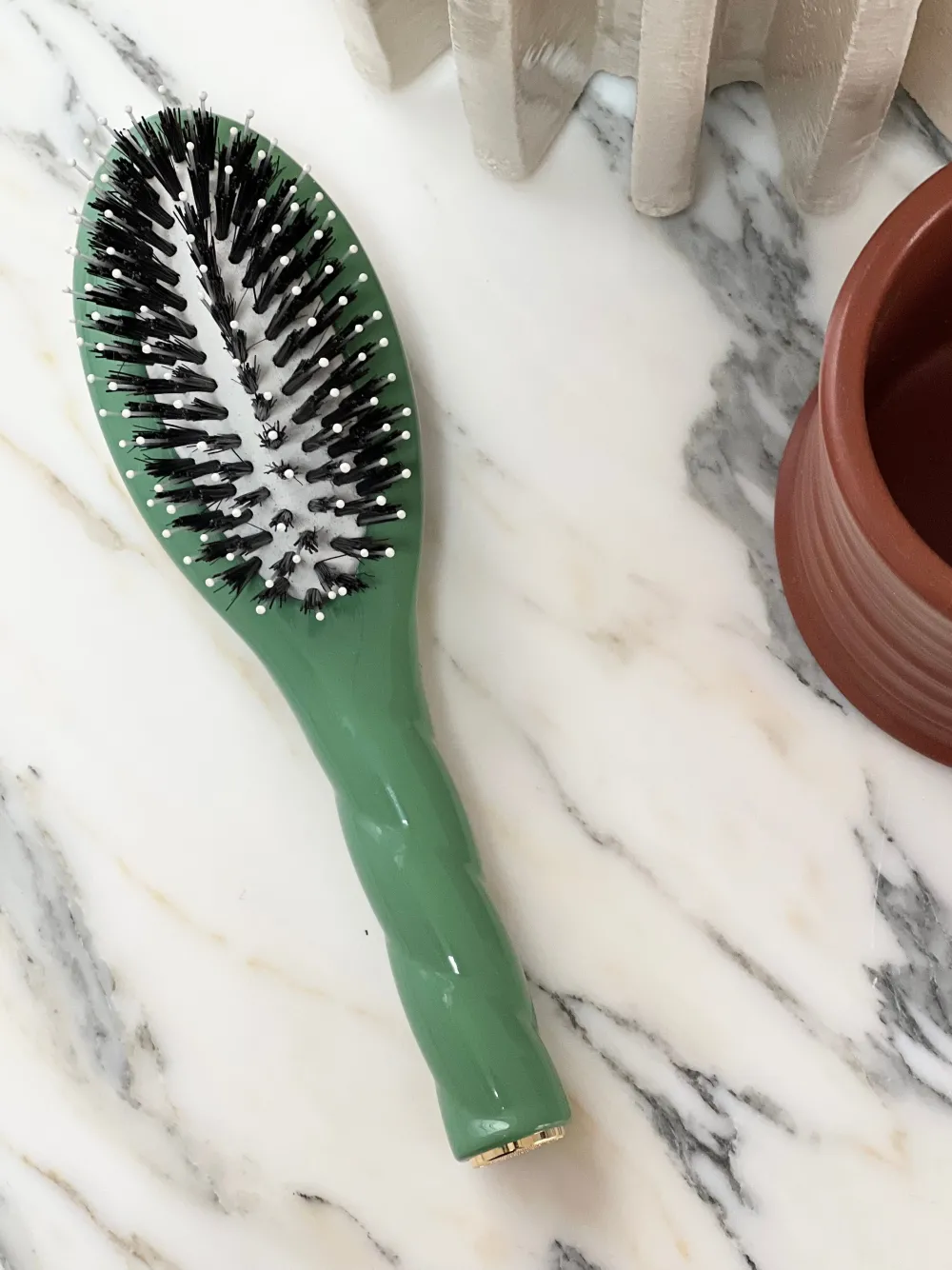 La Bonne Brosse Our Hair Brushes | Our Small Brushes*N.03 The Small Gentle Scalp Care Hair Brush THE ESSENTIAL SOFTNESS Almond Green