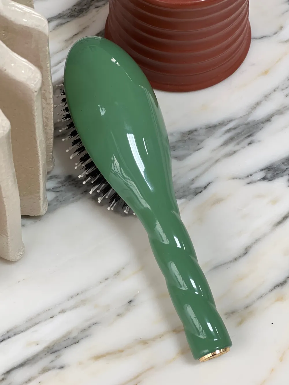 La Bonne Brosse Our Hair Brushes | Our Small Brushes*N.03 The Small Gentle Scalp Care Hair Brush THE ESSENTIAL SOFTNESS Almond Green