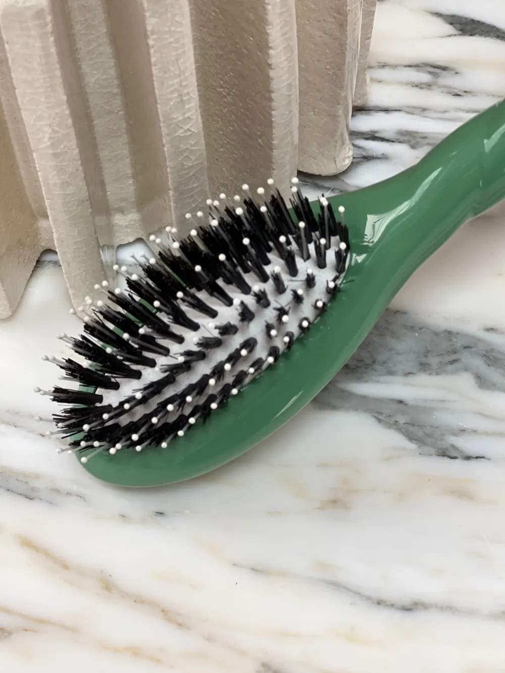 La Bonne Brosse Our Hair Brushes | Our Small Brushes*N.03 The Small Gentle Scalp Care Hair Brush THE ESSENTIAL SOFTNESS Almond Green